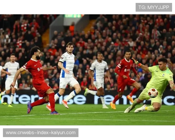 利物浦边路压上频繁,传中威胁不断累积 利物浦边路压上频繁,传中威胁不断累积