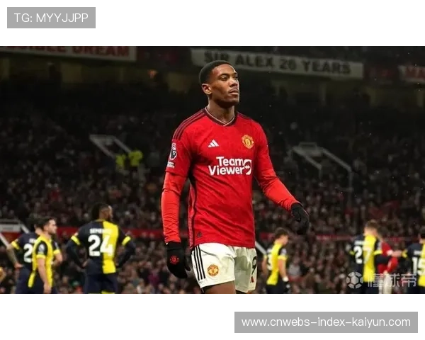 曼联马夏尔背身一扣,瞬间引爆球迷激情! 曼联马夏尔背身一扣,瞬间引爆球迷激情!